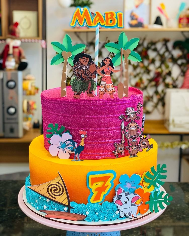 With various graphic elements, this cake also features a glitter finish and the presence of a gradient. The tiered cake allows us to use and abuse our creativity!