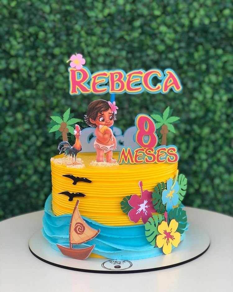 When we think of Moana, we also imagine the solar energy of the cartoon. Therefore, more vibrant shades like yellow are great suggestions.