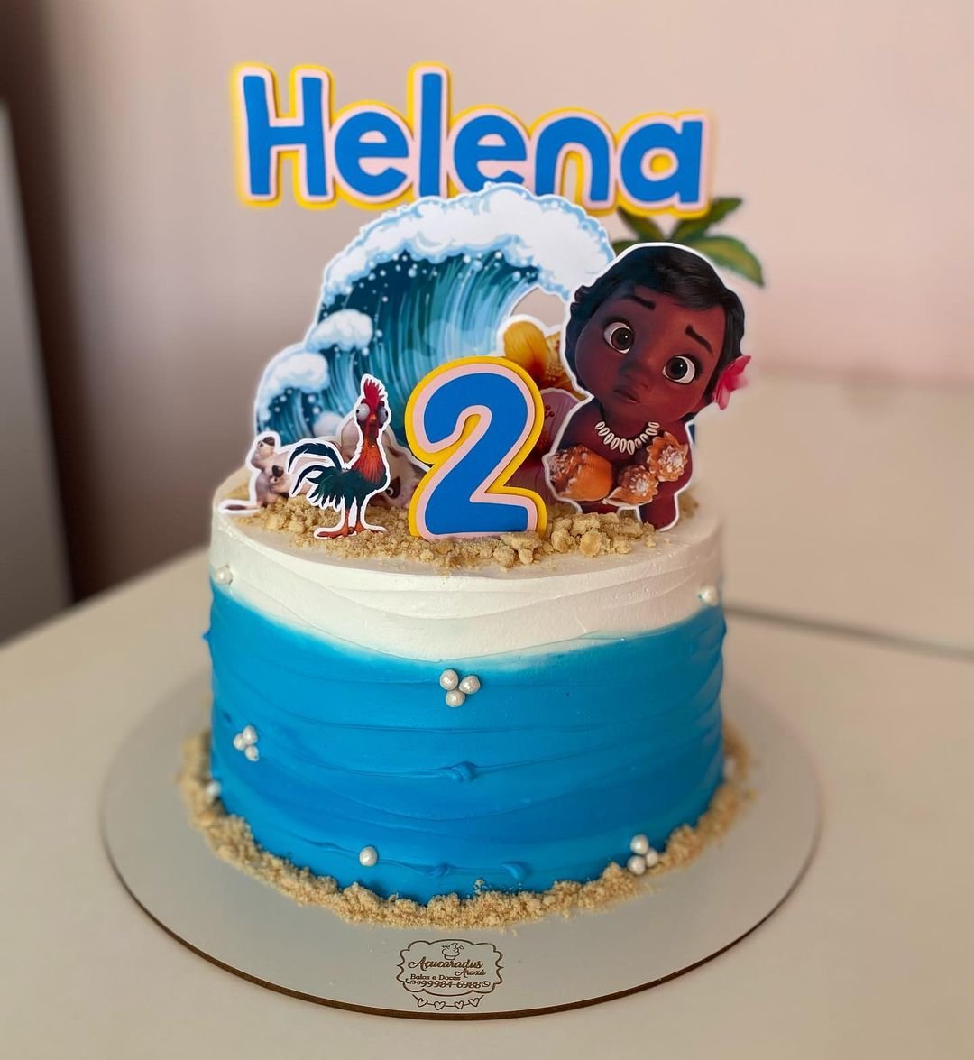 Even on small cakes, you can use creativity with printed elements for the cake top, besides the gradient that can be done at the confectioning stage.