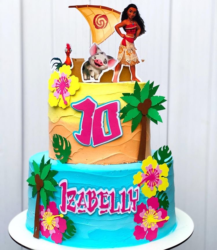 Flowers and palm trees are very welcome, bringing the tropical vibe reflected by the theme and contributing to the beauty of the decoration.