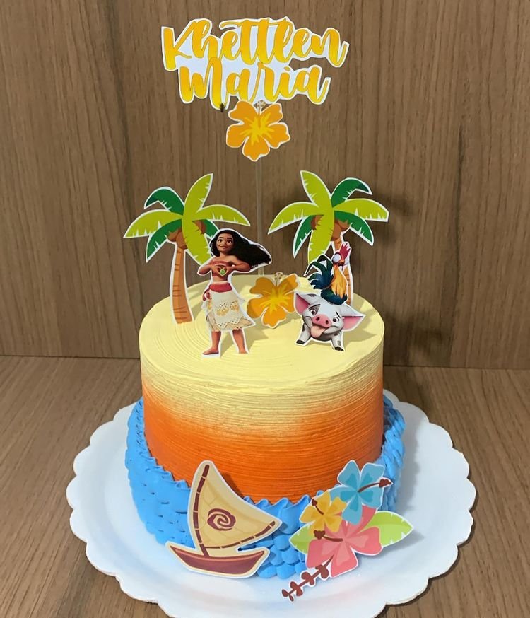 To stay true to the beach idea, you can spread the cake entirely before using the piping work at its base to resemble the sea.