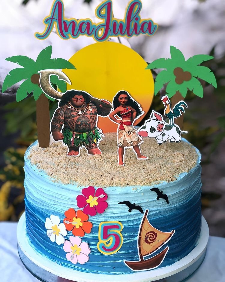 In this beautiful work, Maui appears next to Moana. For those who love the animated film, this is an even more special way to celebrate a birthday.