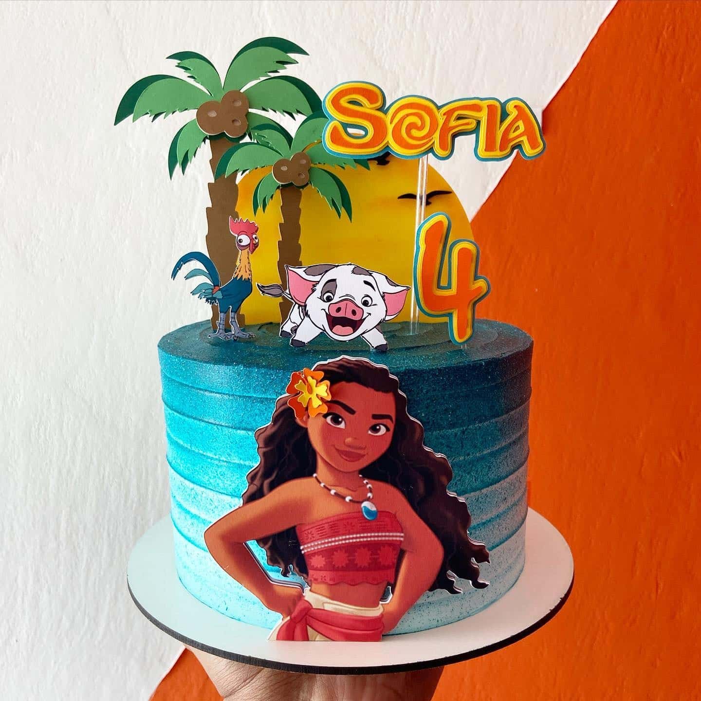 With hair blowing in the wind, this is one of the most beautiful images of Moana, gaining even more prominence on the blue gradient background of this cake.