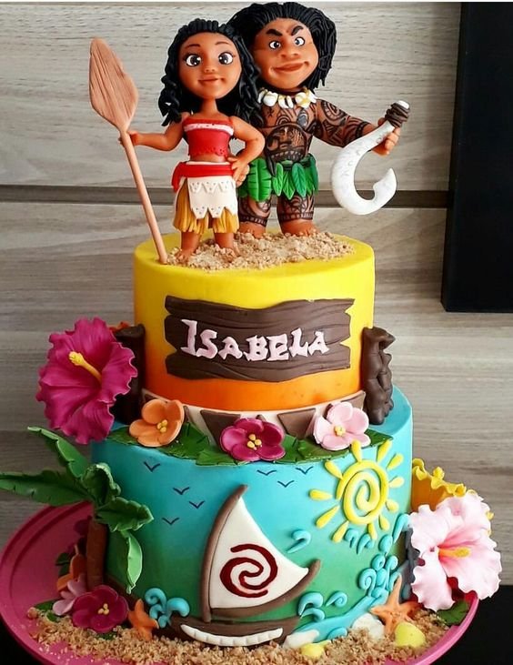 Biscuit figurines never go out of style. In addition to having a beautiful finish for the cake top, they can last for a long time as decoration and a memento of the big day.