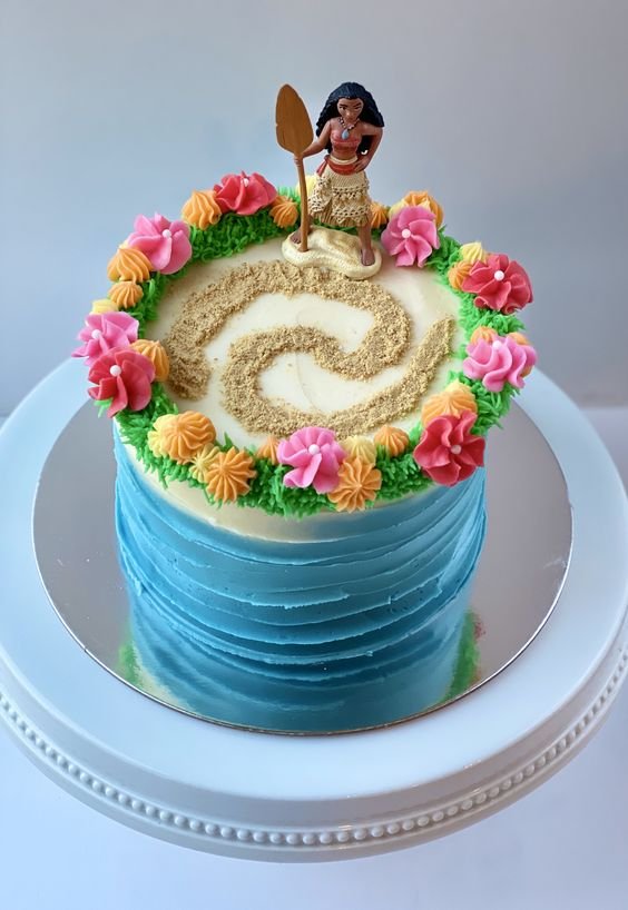 A dirt path was traced by Moana and made this simple cake very charming. And of course, the colorful flowers contributed to that!