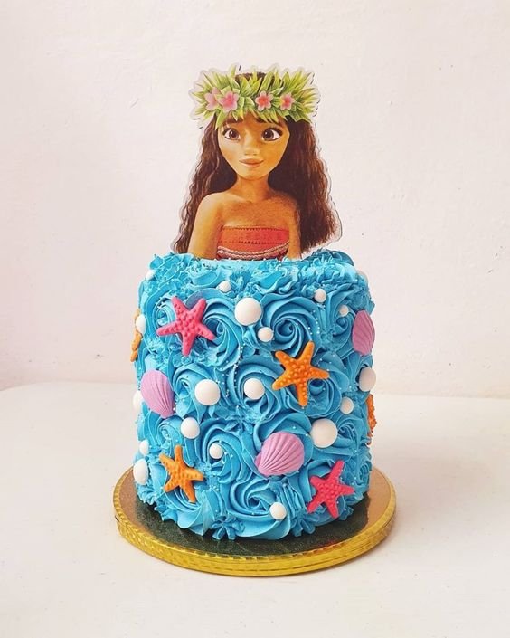The seabed deserves a highlight on this special day, just like Moana. This cake nicely blends the two protagonists and brings a wealth of details.