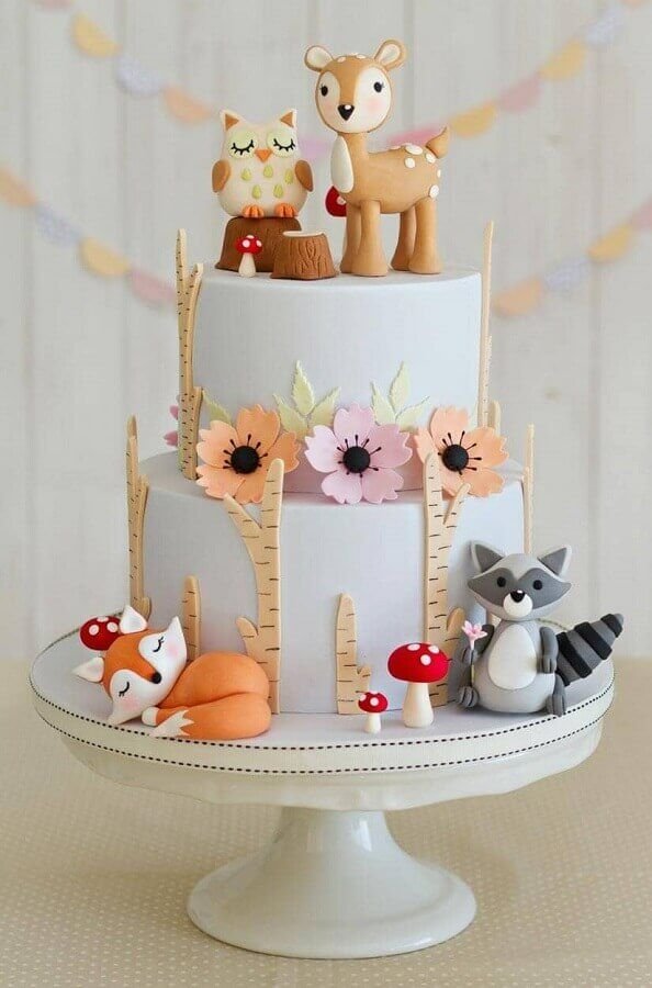 This suggestion surely escapes the ordinary! With more neutral colors, the animals and flowers in the cake decoration give the touch it needed to please all the kids and also the adults.