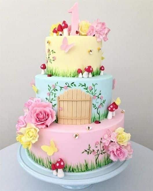 For girls who like more cuteness and delicacy, this tiered cake resembles a dollhouse and still has beautiful elements of nature, it turned out charming.
