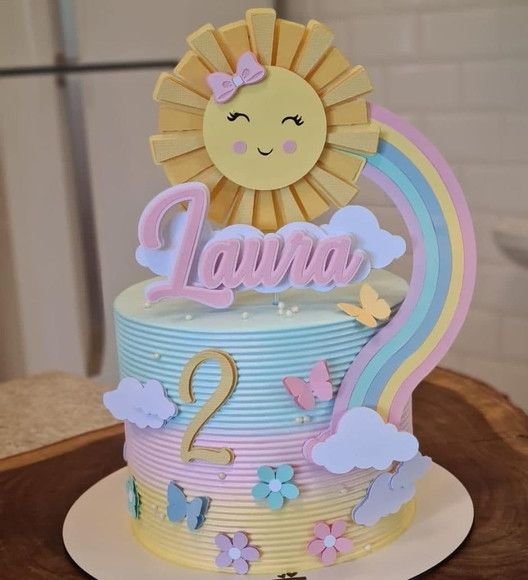In pastel tones, this cake has elements of nature and has all the solar energy in its time, not to mention the rainbow that certainly gave color to the party table!