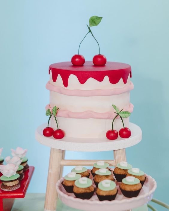 Fruits allow us to be creative when decorating; this cherry cake has a very original idea of movement! And other fruits can be used, like strawberries.