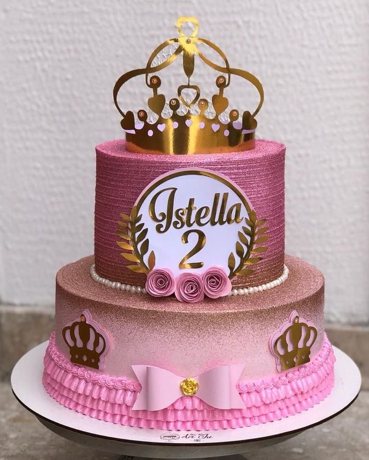 For the kingdom where your princess is the star, this cake is majestic, especially for its golden tones.