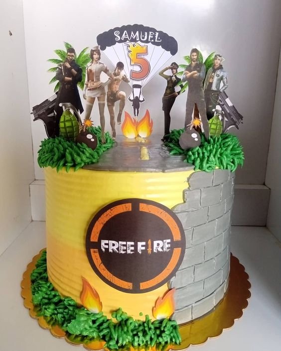 The visual effect of this cake is very interesting and creative, showing a wall being broken during the typical game battles.
