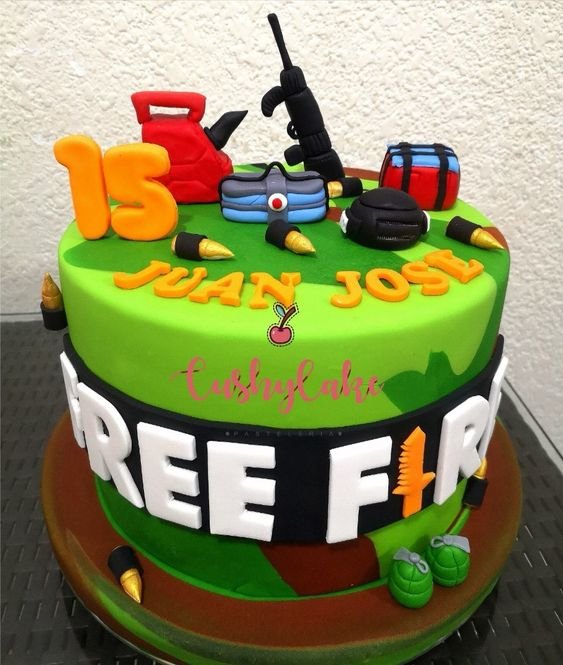 A tip is to use American paste in this decoration, to coat the entire cake and create elements for its top, making it even more beautiful.