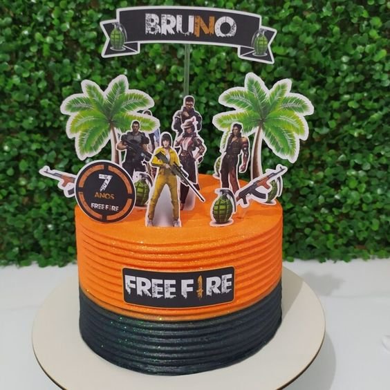 The finish with spatula and a touch of glitter is also very beautiful, drawing a lot of attention to the cake during the birthday party setup.