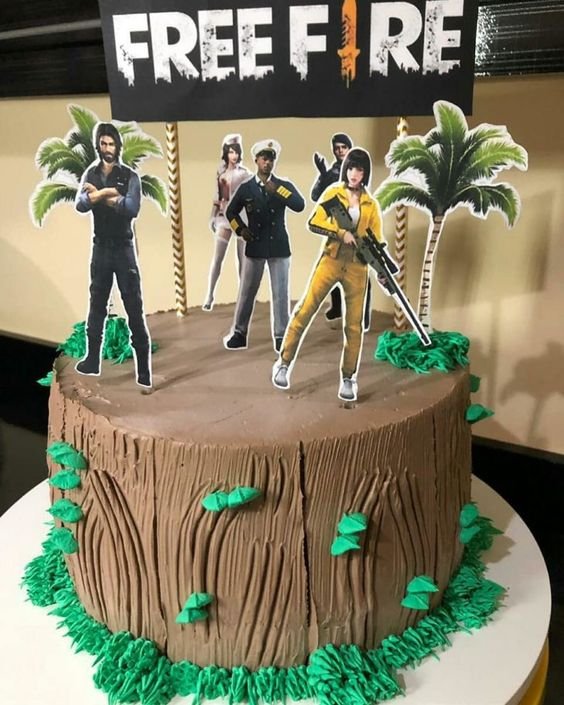To represent all the adventures, you can try to recreate a jungle on this birthday cake that will be even more thematic with Free Fire