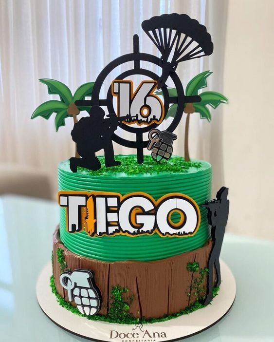 On the fun radar, a party themed Free Fire is definitely there. This cake contributes to the idea, giving the impression of movement and adventures.