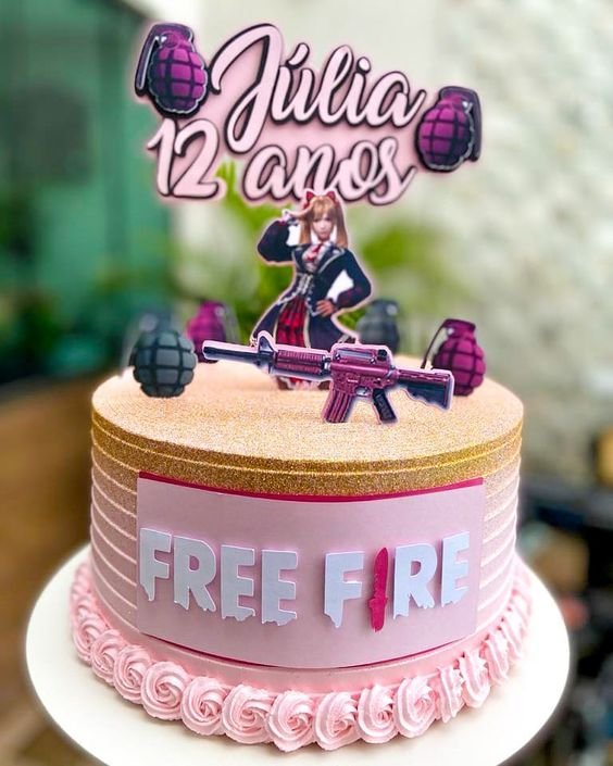 Grenades and guns are part of this universe that is also open to girls, gaining more feminine tones to match the birthday girl.