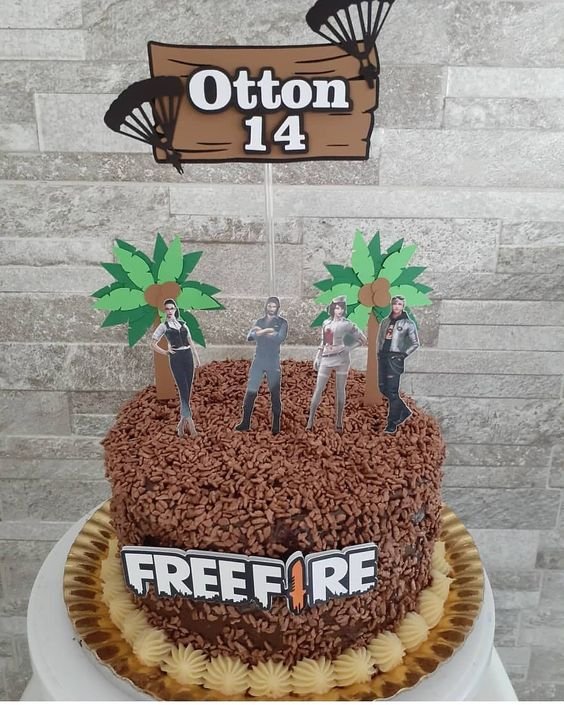 Even a simple brigadeiro cake can enter the theme just with characters and the game name gaining prominence in its decoration.