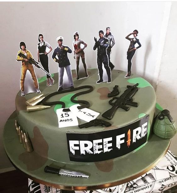 Show that your army is ready for a great fun adventure with this cake covered in American paste that reminds you of camouflage.