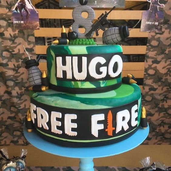 This suggestion can also be adapted for tiered cakes like this one, and you can add even more details to the decoration, like grenades.