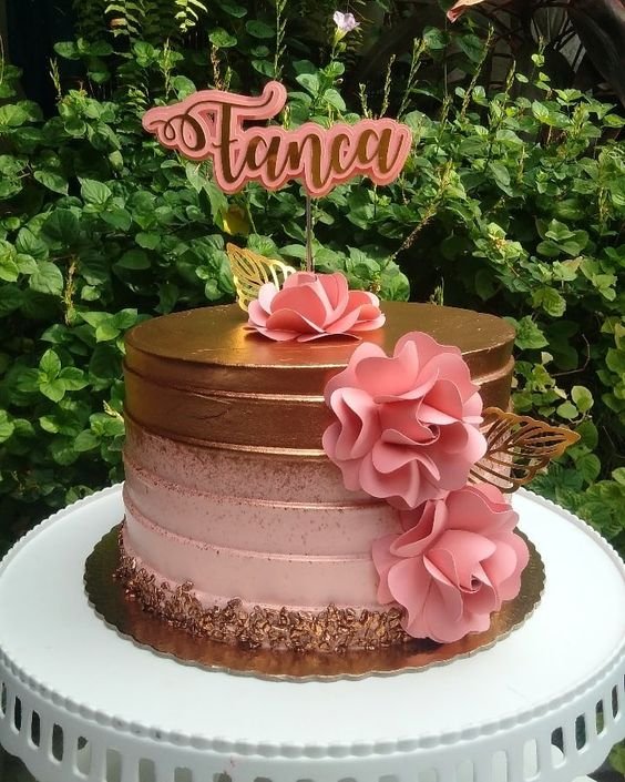 The decoration of this cake is more regular and shows even more style and elegance, it can be ideal for more mature women.