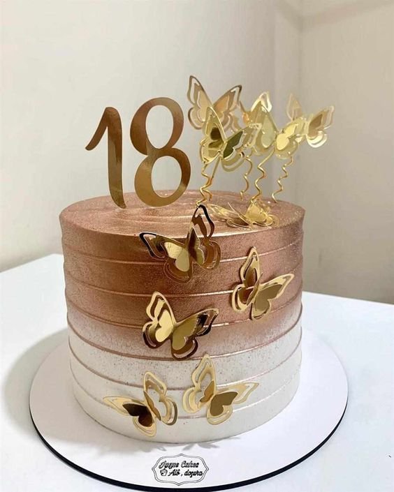 1. The charm of this cake is highlighted with the presence of gold elements.