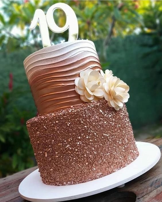 12. Irregular spatula and gradient effects bring a special charm to the cake.