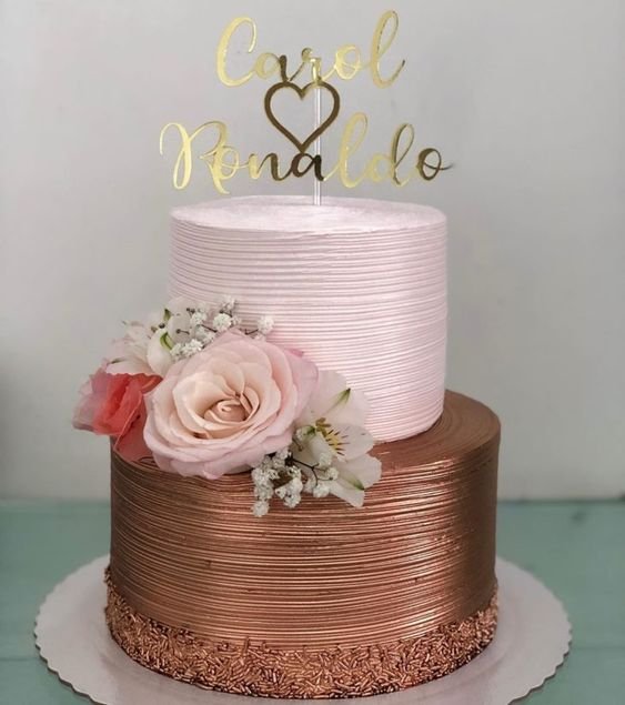 15. Simple yet elegant wedding cake inspiration with special touches.