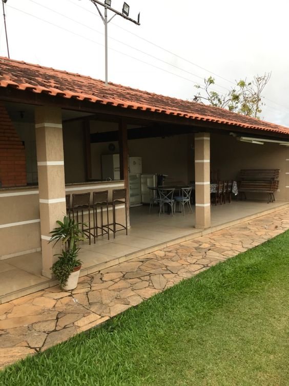 The porch can be adapted as a gourmet area, featuring leisure amenities like a barbecue space.