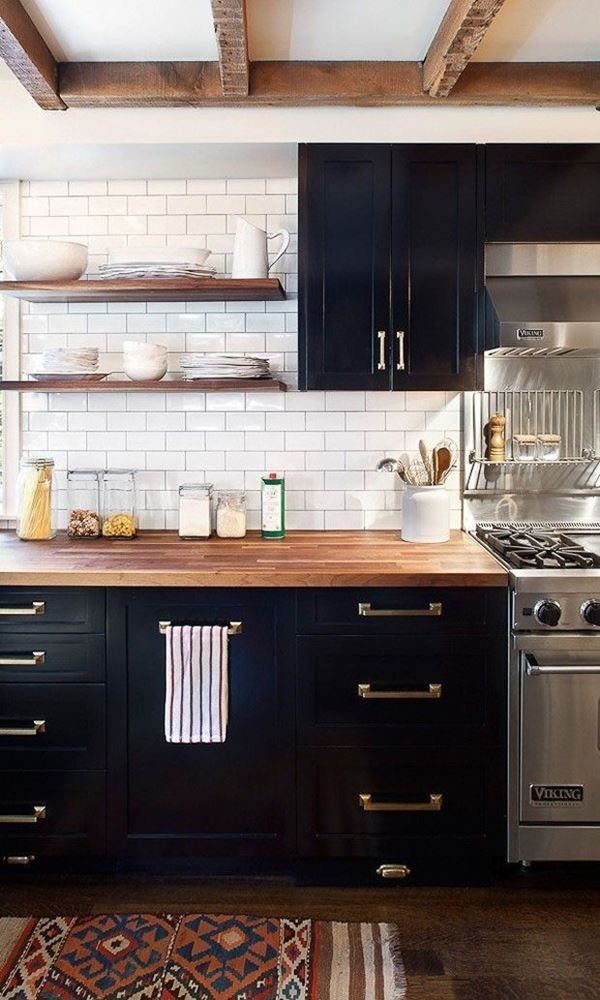 7. Black cabinetry combined with white and wooden elements, ideal for those preferring a classic decor with a modern twist.