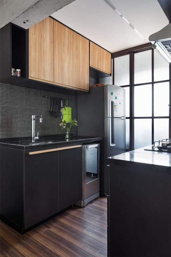 4. Combination of black with wood finish adds a variety of possible decor combinations in the kitchen.