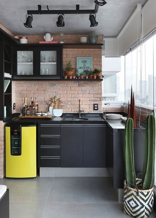 6. Black cabinets can fit even in rustic decor styles, combining modernity with a classic touch.