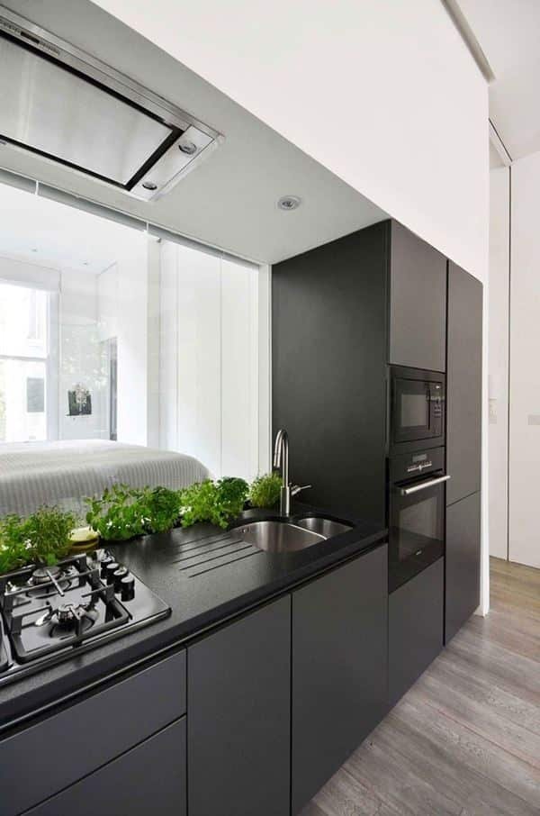 10. In small kitchens, combining black cabinets with white elements prevents the space from feeling smaller.
