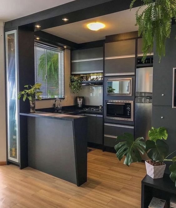 19. Open shelving combined with black cabinetry in small kitchens visually extends space.