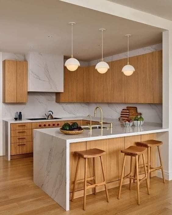 Cozinhas com copa são ideais para apartamentos e casas menores. Uma cozinha e copa conjugada pode ser decorada com simplicidade ou requinte, elementos modernos, clássicos ou rústicos. O ambiente integrado também ganha pontos extras nos quesitos funcionalidade e praticidade.  1. Basicamente, a copa é uma área reservada para a realização de refeições, principalmente as mais rápidas. Assim, é muito interessante que ela esteja diretamente ligada a cozinha.
