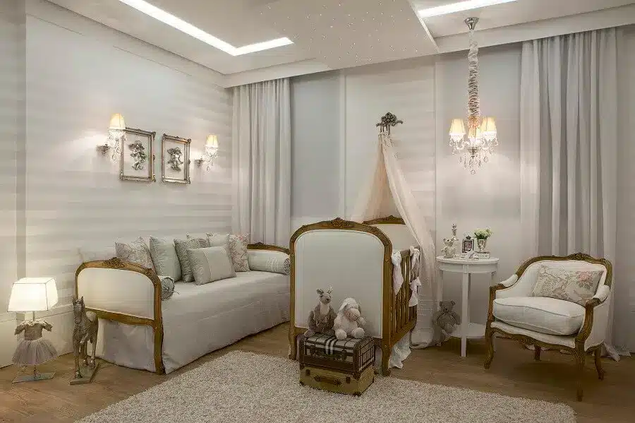 Decoração clássica com abajur para quarto de bebê com base em formato de vestidinho.