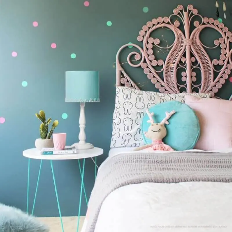 Decoração delicada com abajur para quarto infantil feminino.