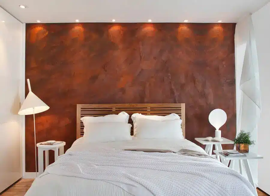 Decoração simples para quarto de casal com tinta aço corten – Foto: Hora da Decor