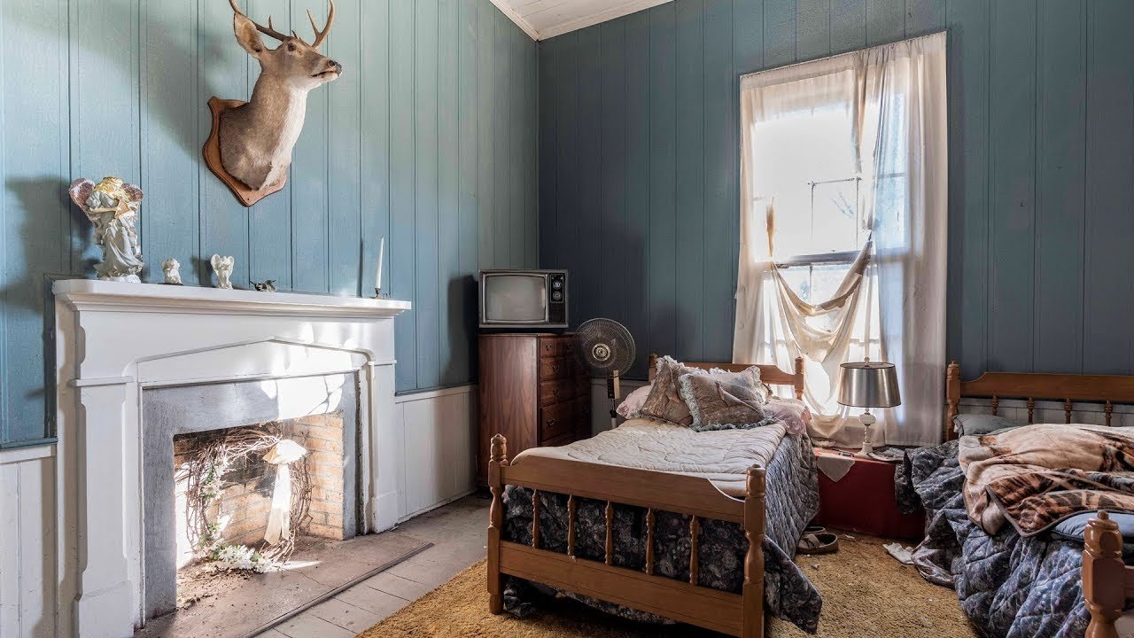 discovering-a-haunting-abandoned-farm-house-of-a-missing-deer-hunter