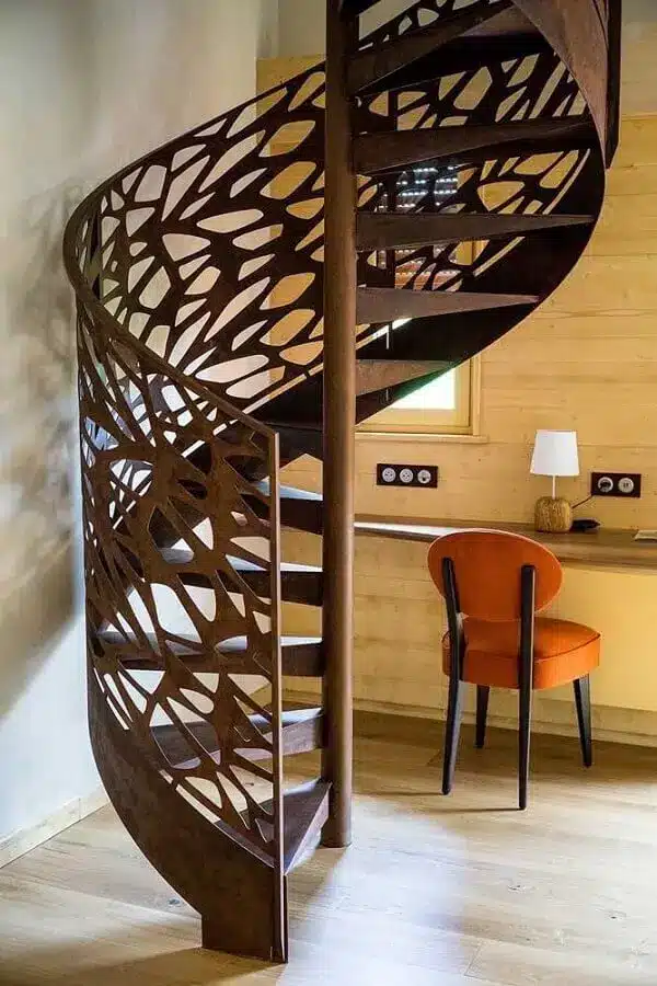 Escada caracol feita em aço corten – Foto: Mauricio Gebara Arquitetura