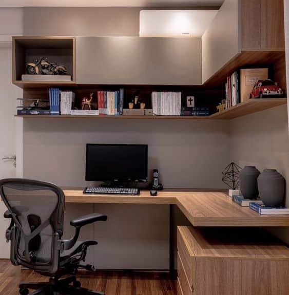 2. Além da utilidade, existem diferentes maneiras de incluir uma biblioteca no escritório, o que acaba colaborando também para sua decoração.