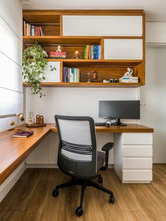 3. Isso pode acontecer até mesmo em salas pequenas, onde armários podem ser instalados para a organização dos livros. Inclusive, sobre isso, é melhor que sejam dispostos verticalmente.