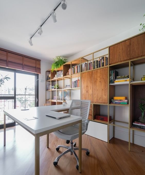 9. Essa é uma bela inspiração de estante para adicionar ao seu escritório, contando com partes visíveis para a organização dos livros e também espaços fechados, onde pode organizar outros itens como preferir.