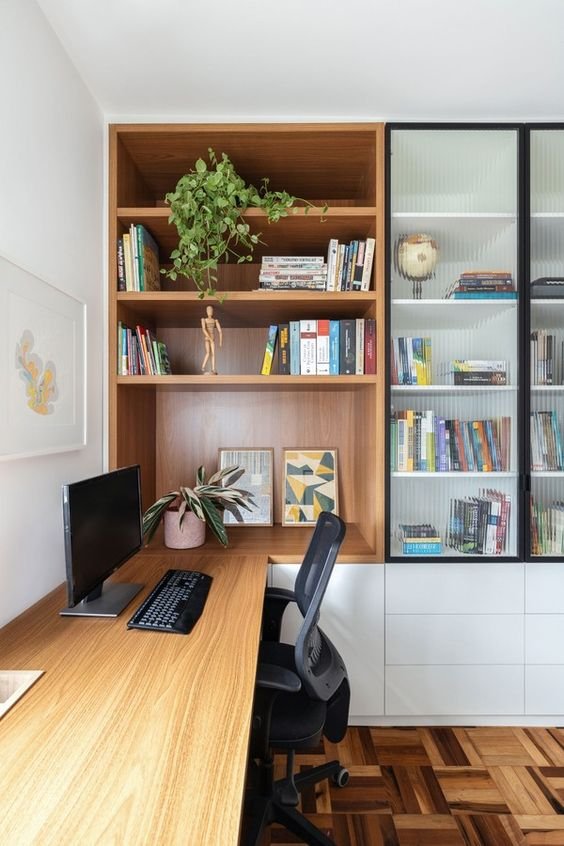 10. Inclusive, a organização dos livros pode ficar visível ao menos em parte, já que colabora com a decoração e tem tudo a ver com o ambiente de trabalho, muitas vezes sendo utilizados para dar suporte a ele.