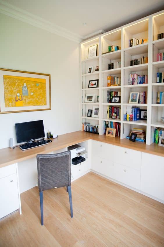 11. Outra ideia para auxiliar a montagem da sua biblioteca é a estante em formato de nichos. Com uma maior divisão de espaços, pode selecionar títulos em um padrão que faça com que sejam encontrados com maior facilidade.