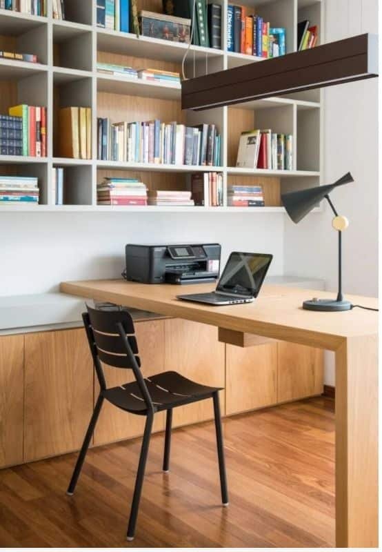 12. Uma dica é manter os livros com fácil acesso, por isso não é preciso deixá-los em locais fechados quando necessário. Além disso, é interessante que esteja próximo do seu local mais específico de trabalho.