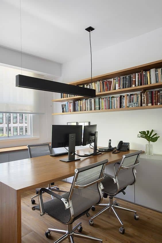 13. Já essa é uma inspiração para escritórios onde são recebidos clientes. Nesses casos, além de decorar e serem úteis, os livros ainda passam uma impressão de credibilidade diante de possíveis parcerias.