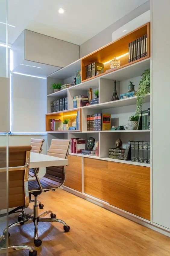 15. O local de disposição dos livros diante de contextos como esses é variável, e o mais comum é que fiquem instalados atrás de você, gerando um plano de fundo ao cliente te ver. No entanto, pode ficar também de frente para si.