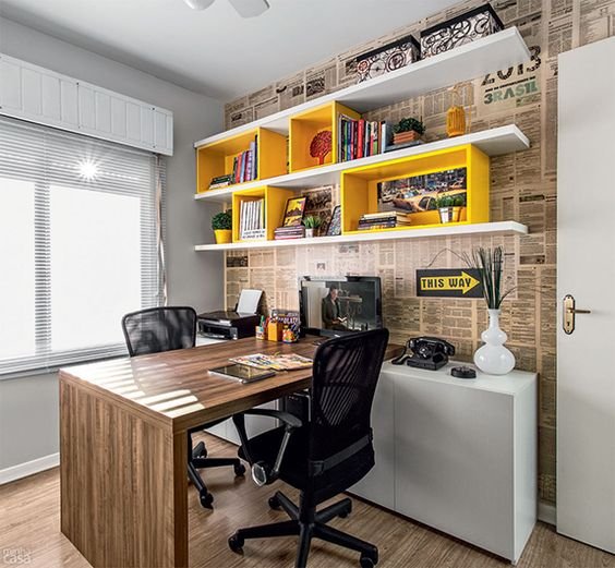 18. Em home office, as possibilidades acabam se tornando mais amplas, já que podemos apostar em escritórios com mais personalidade, onde além de livros pode dispor outros tantos itens que tenham a ver com você.