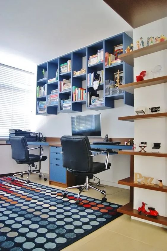 19. Em situações como essa, detalhes como armários coloridos, miniaturas e até mesmo lembranças de viagem podem ser inseridos. E é claro, vale a pena otimizar a ideia com um projeto como esse, onde o casal pode fazer uso do escritório mesmo que simultaneamente.